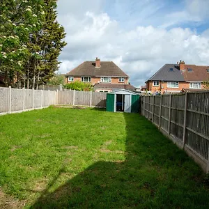 5 Bedroom Semi-detached House- 3 Double Beds - 2 Single Beds Apartment