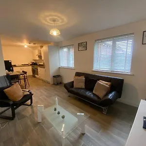 2 Bedroom Private Spacious In West Midlands Apartment