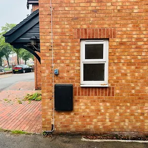 Tyburn Home, With Free Parking Apartment