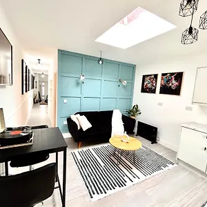Vibrant 2 Bedroom Flat With Secure Private Parking Apartment